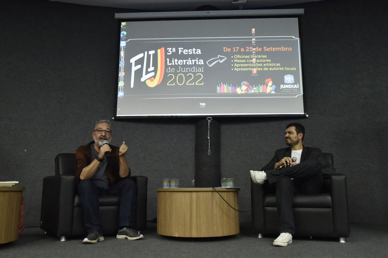 Sentado ao lado do diretor João de Luca, Marcos César Duarte fala sobre dramaturgia e conta como realiza suas produções