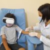 Criança fazendo exame com óculos virtual