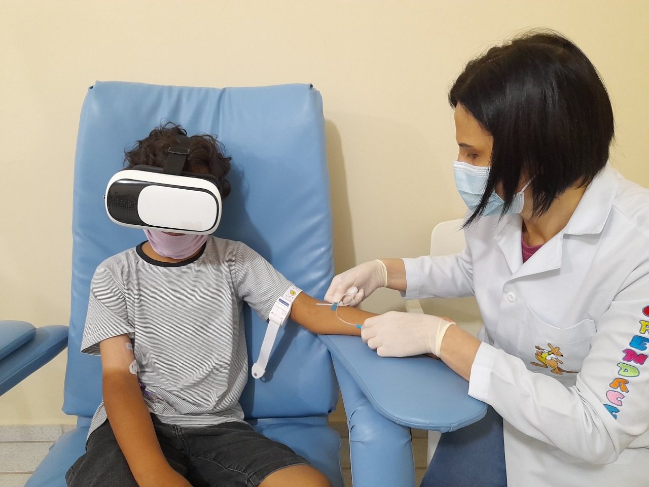 Criança fazendo exame com óculos virtual