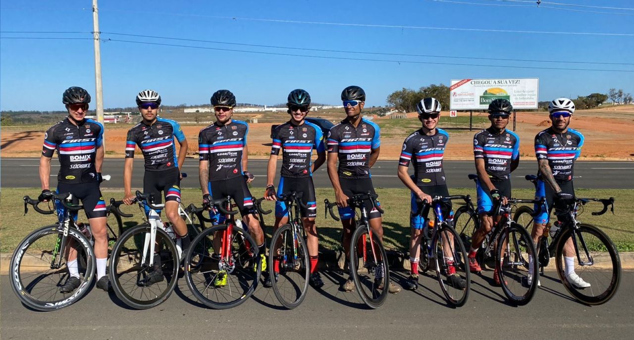 Atletas do TIME-Jundiaí de ciclismo masculino com suas bicicletas