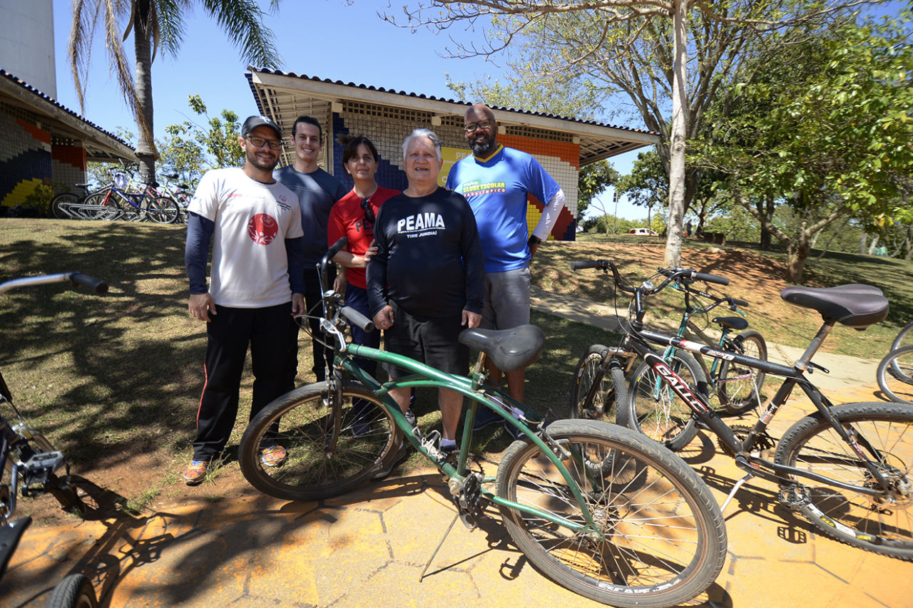 Foto posada dos professores de ciclismo e alunos do PEAMA