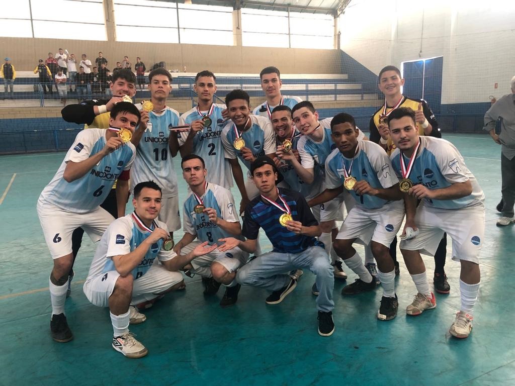 Atletas do TIME-Jundiaí mostrando as medalhas de campeão dos Jogos Regionais