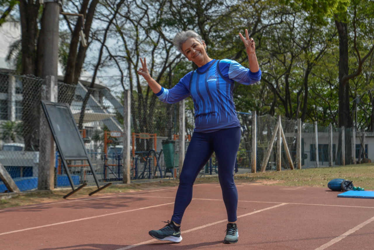 Maria Aparecida realiza seus treinamentos na pista de atletismo do Bolão