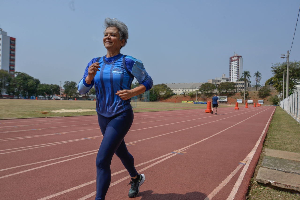 Maria Aparecida realiza seus treinamentos na pista de atletismo do Bolão