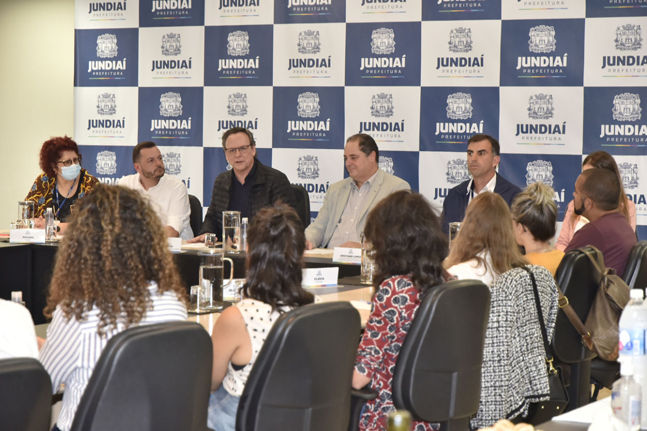 Parimoschi e Cristiano Lopes discutem economia criativa com representantes do Senac e Sebrae