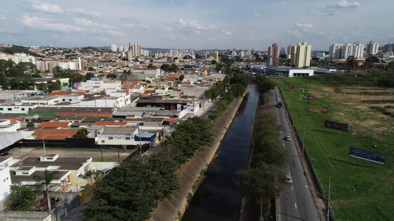 DESCRIÇÃO DA IMAGEM foto aérea de trecho urbano do rio Jundiaí, na região da Ponte São João.