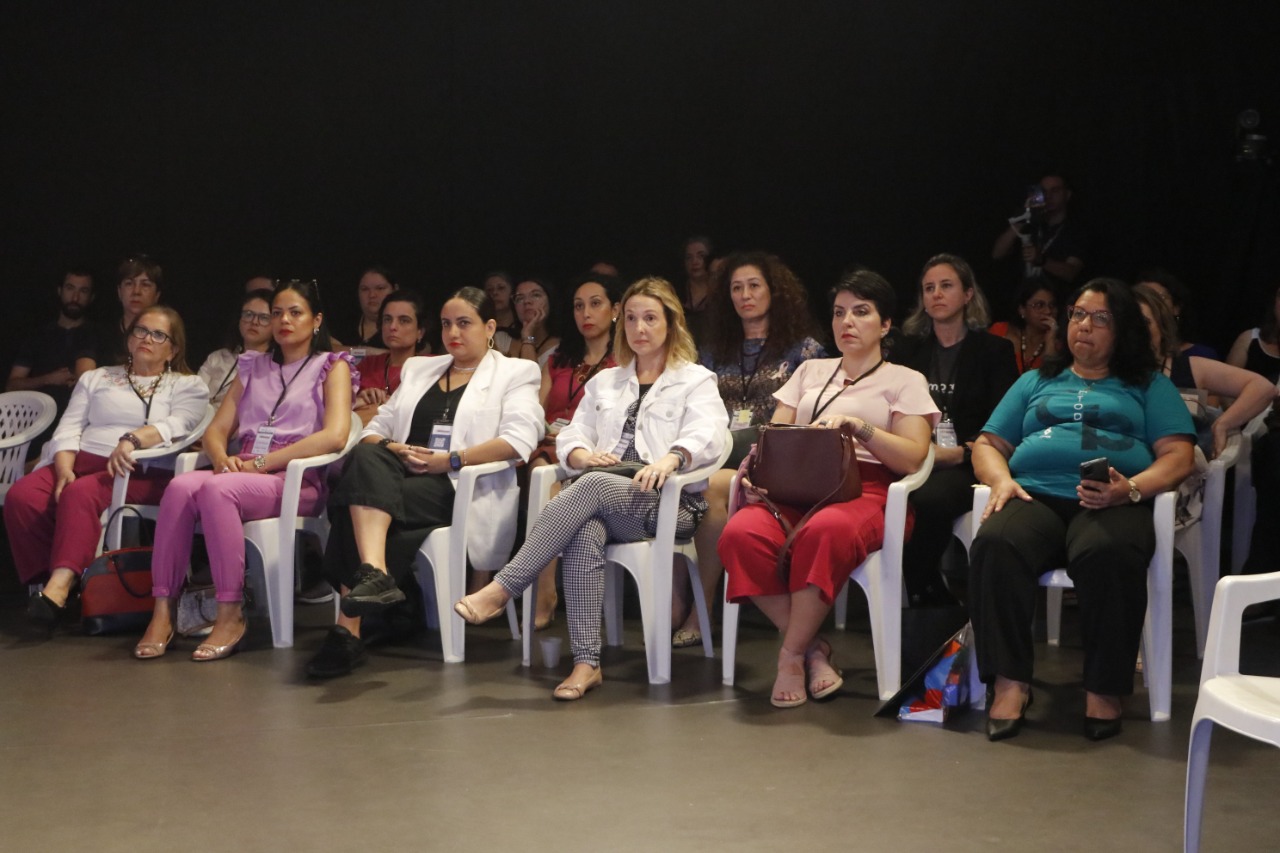 DESCRIÇÃO DE IMAGEM foto horizontal de pessoas sentadas, em sua maioria mulheres, acompanhando a palestra