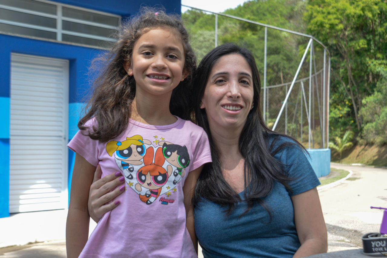 Mariana passeia com a filha Laura no CECE Helena Cestari
