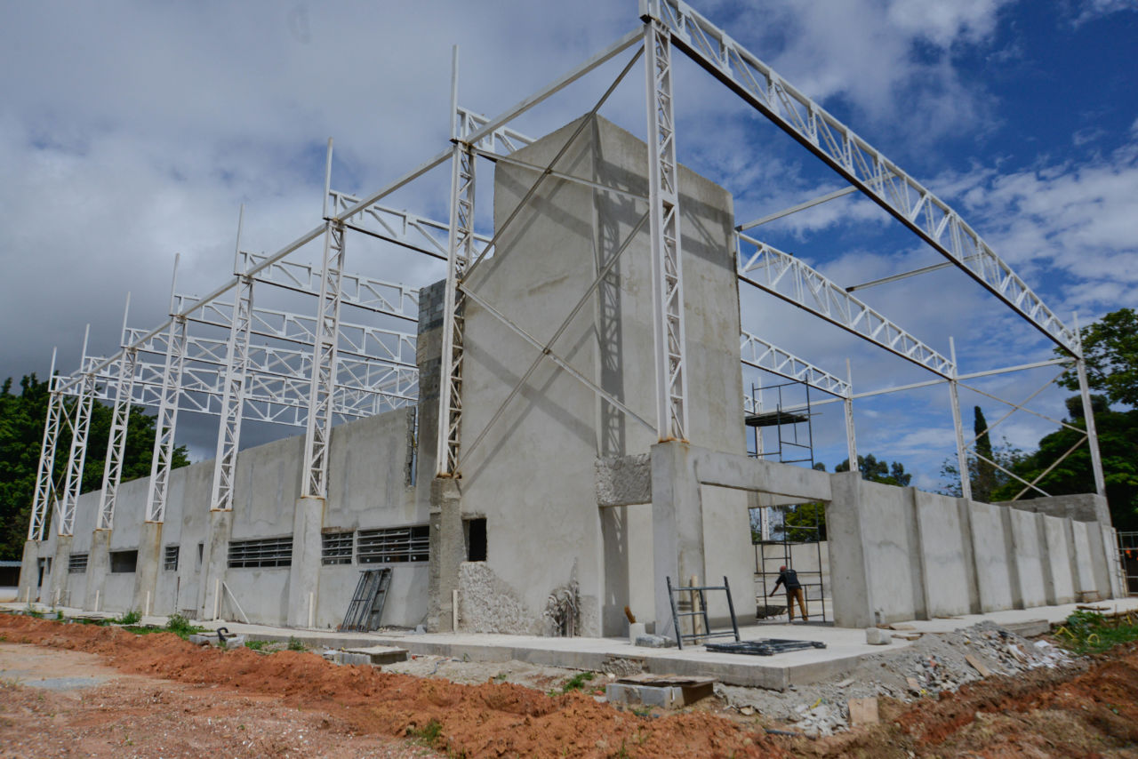 Centro de Excelência do Basquete recebe instalação estrutura para a cobertura