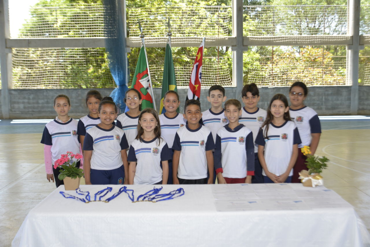 Nesta imagem contém doze crianças, entre meninos e meninas, eles são os medalhistas da OBMEP,  do 3 ANO da Emeb Ivo de bona