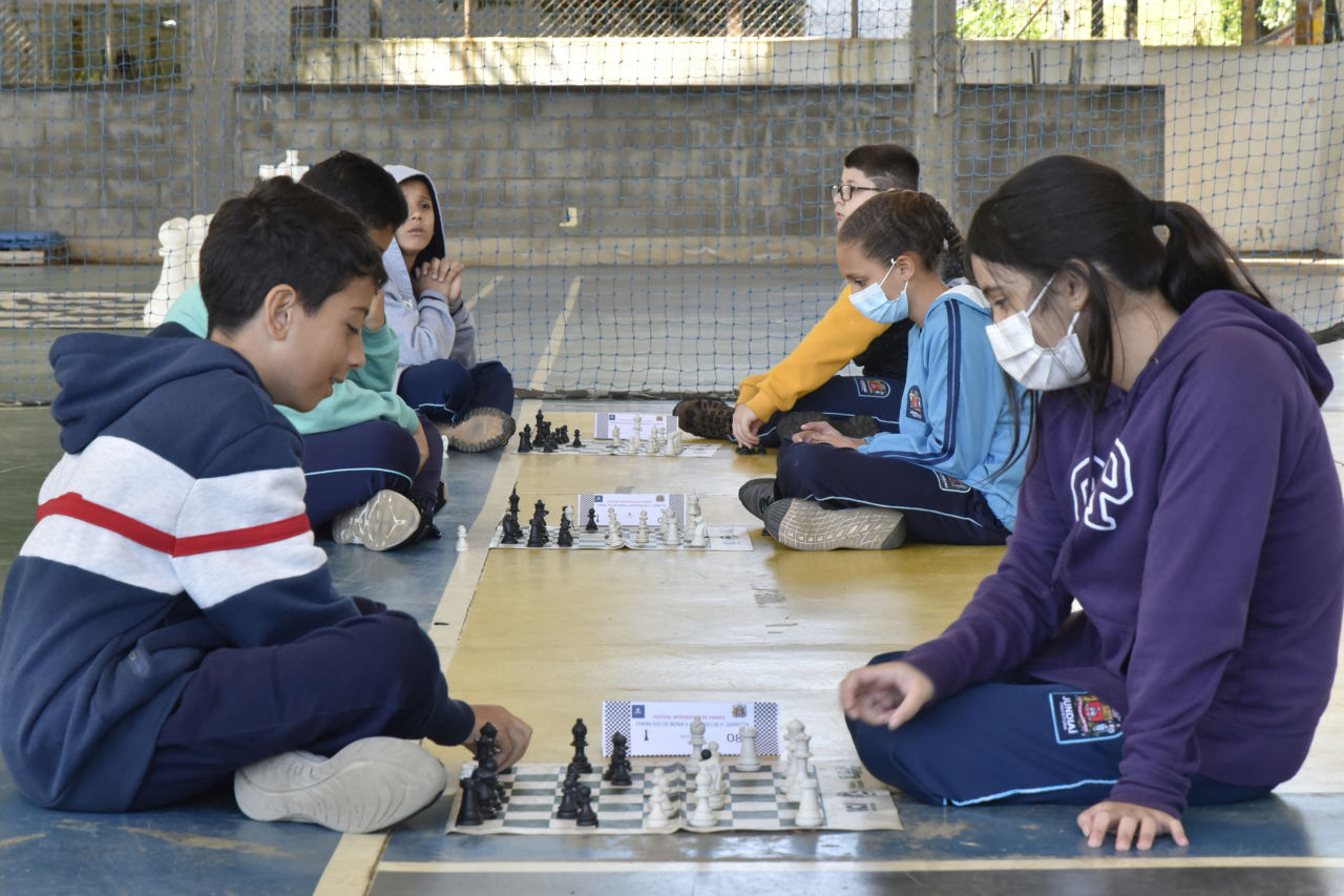 Alunos e famílias aprendem a jogar xadrez em aula da EMEB Ivo de