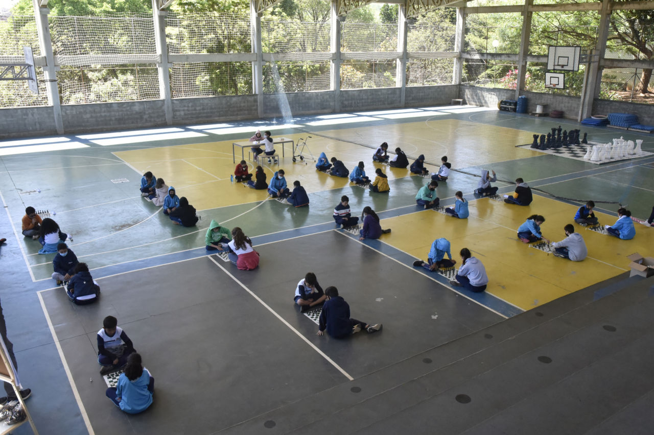 Alunos e famílias aprendem a jogar xadrez em aula da EMEB Ivo de