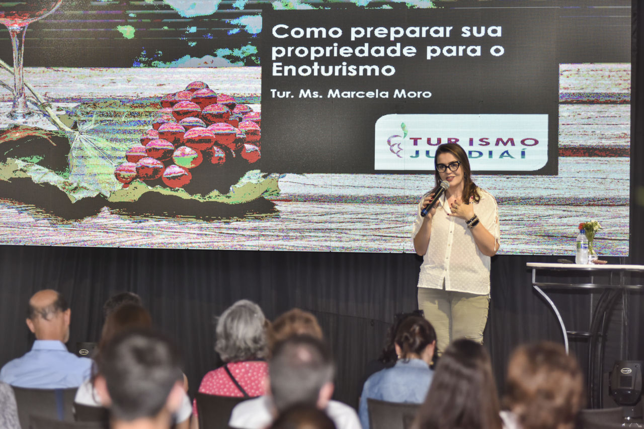 Marcela Moro realiza palestra sobre como preparar uma propriedade para o Enoturismo
