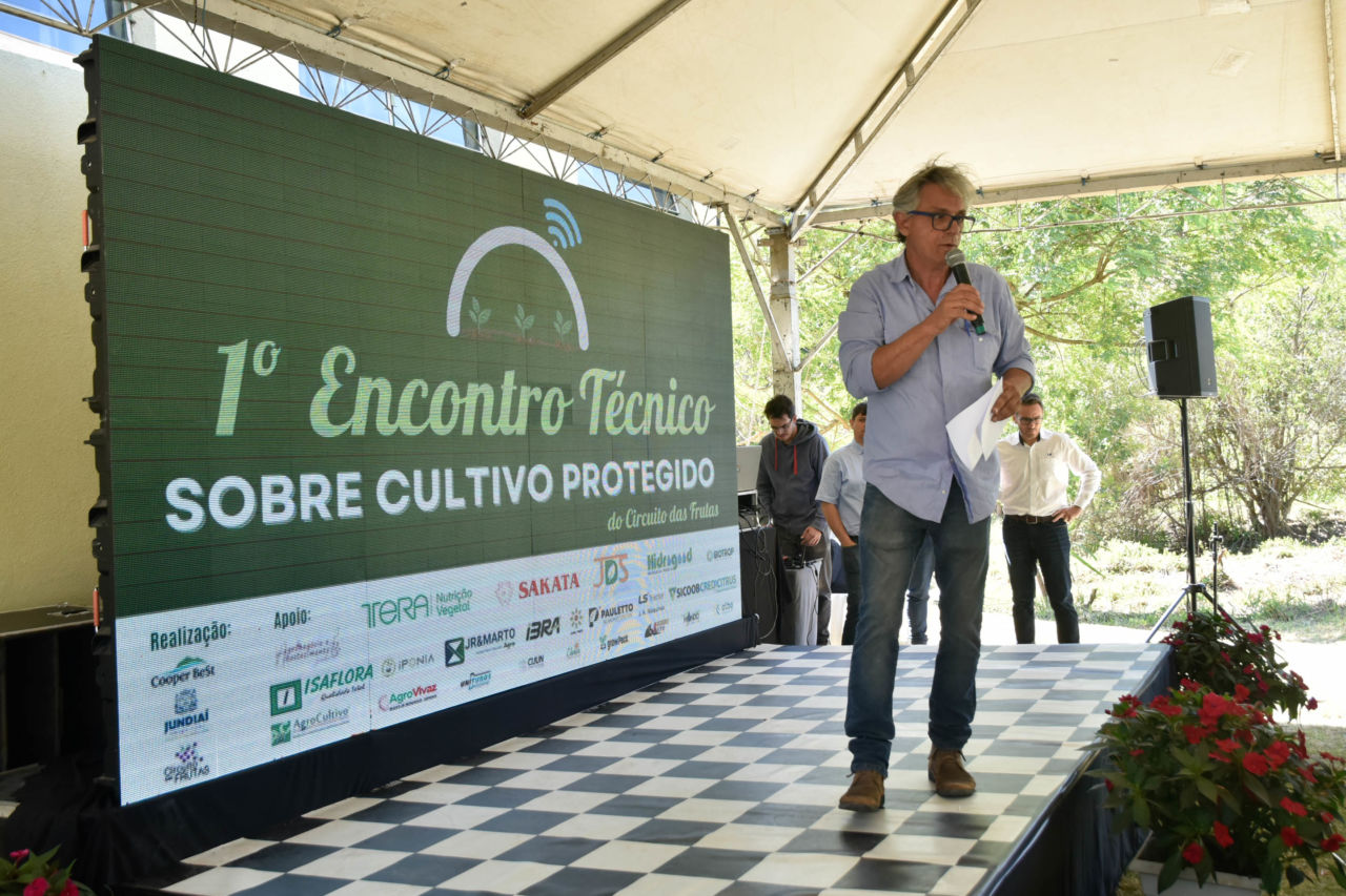 Gestor Eduardo Alvarez realiza a abertura do º Encontro Técnico de Cultivo Protegido