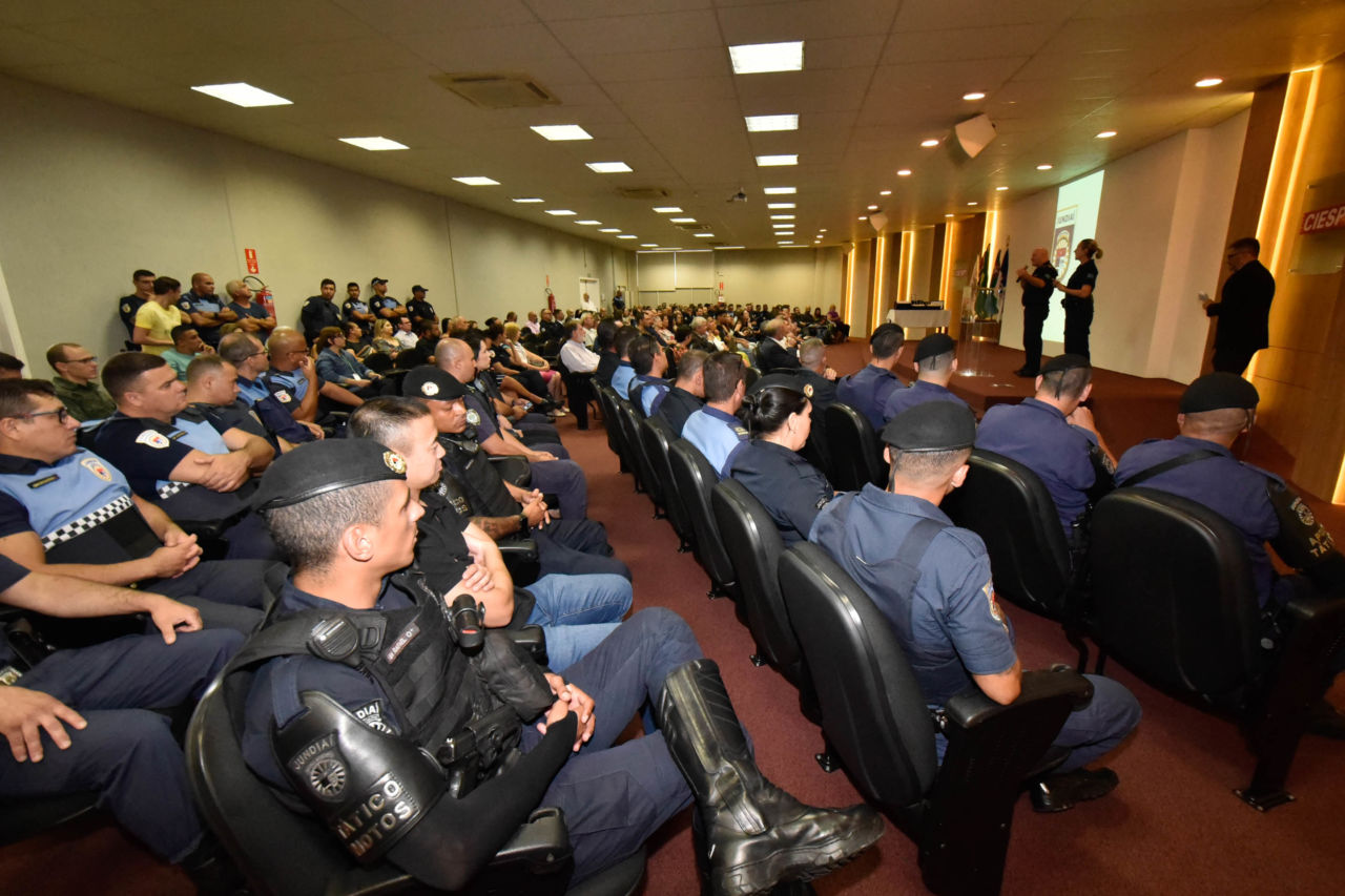 DESCRIÇÃO DE IMAGEM: auditório do Ciesp estava lotado por integrantes de corporações de segurança do município e de outras instituições