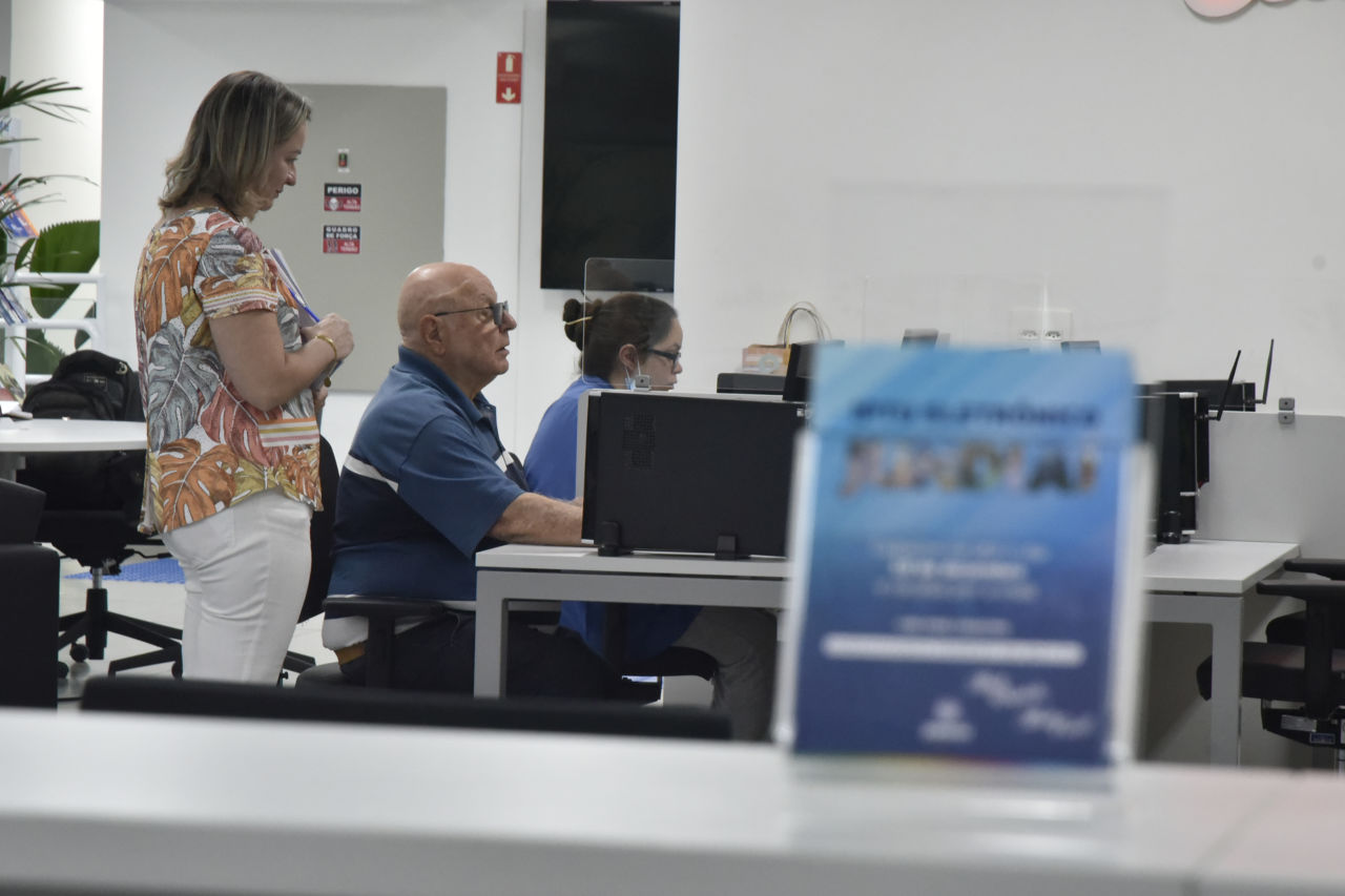 Amauri Machado realiza o cadastro do IPTU eletrônico nos computadores do Espaço Jundiaí Empreendedora