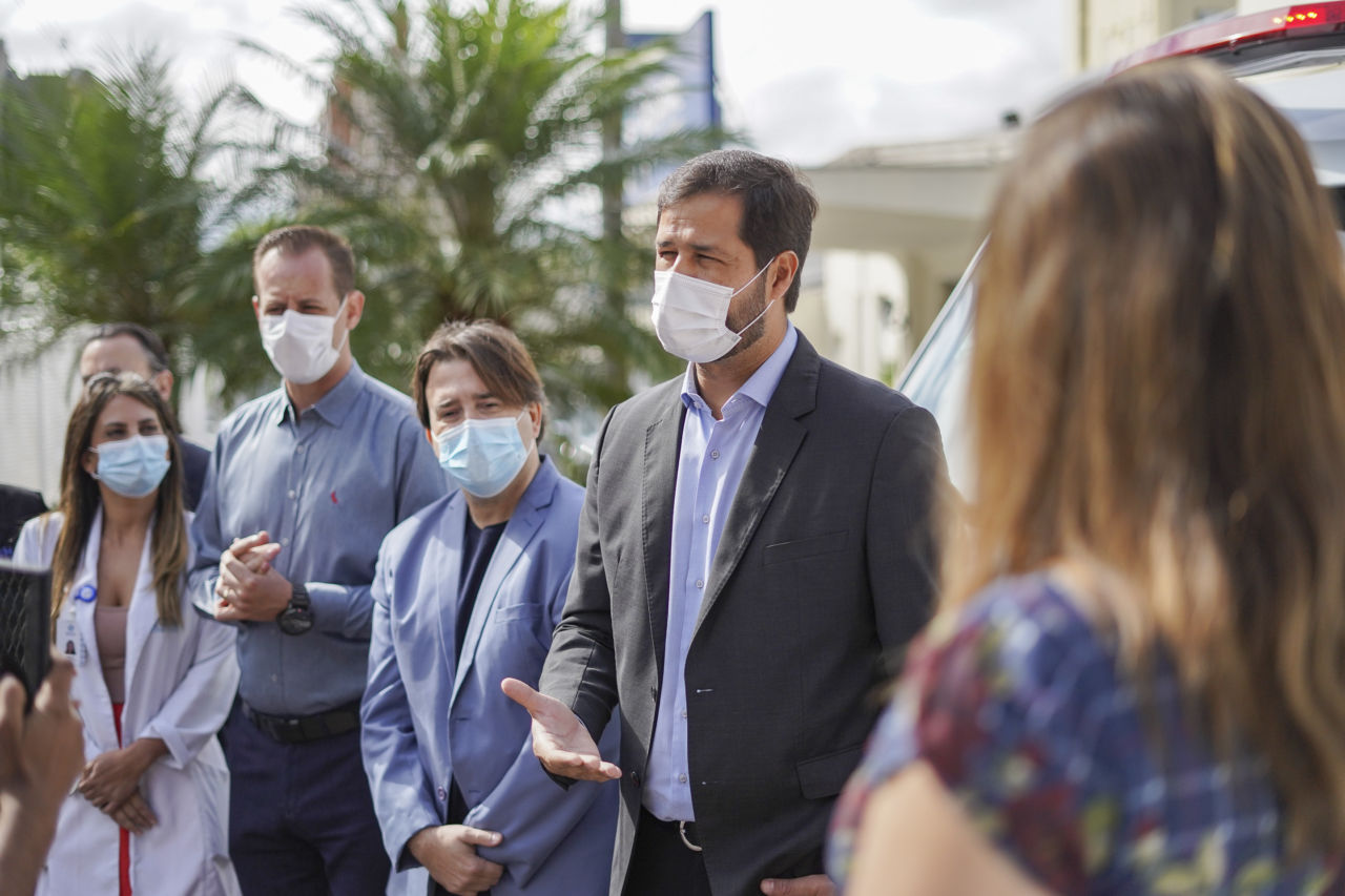 Descrição de Imagem: foto do prefeito Luiz Fernando,gestores e trabalhados do Hsv, em frente ao hospital 