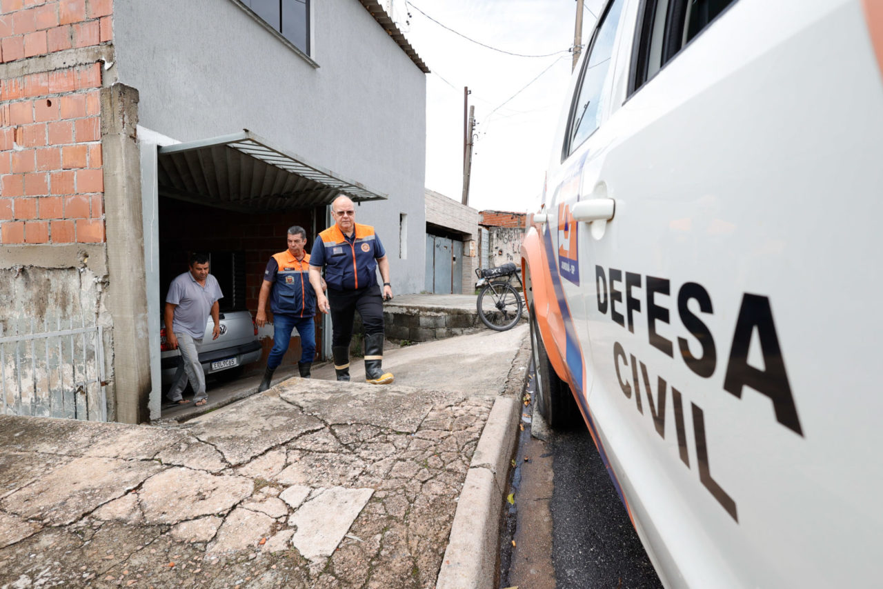 Agentes da Defesa Civil realizam vistorias no bairro do Jardim São Camilo