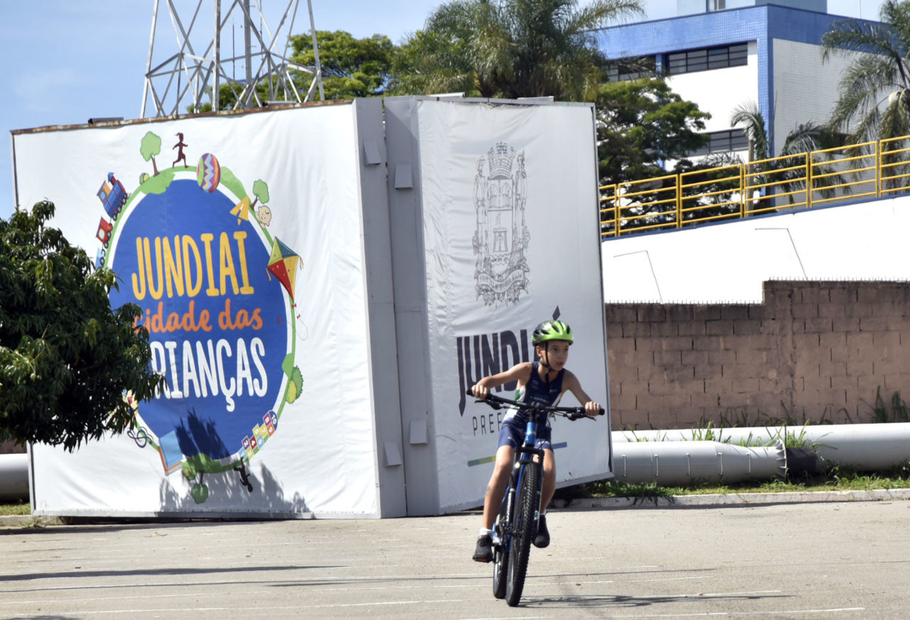 Prova de ciclismo é realizada no estacionamento do Bolão