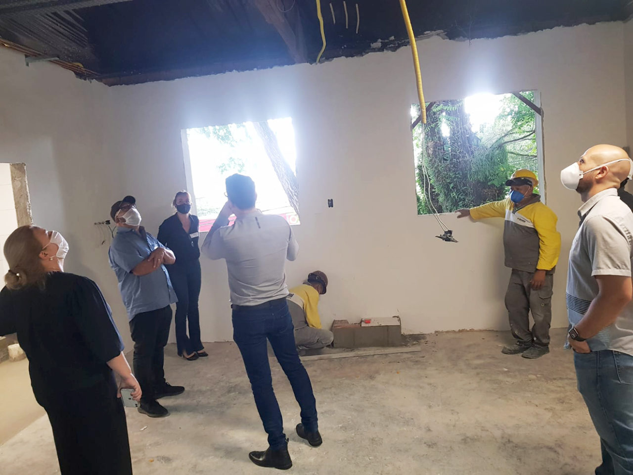DESCRIÇÃO DE IMAGEM: representantes da empresa VVC4 visitam obra de quarto que está em reforma no Hospital São Vicente de Paulo
