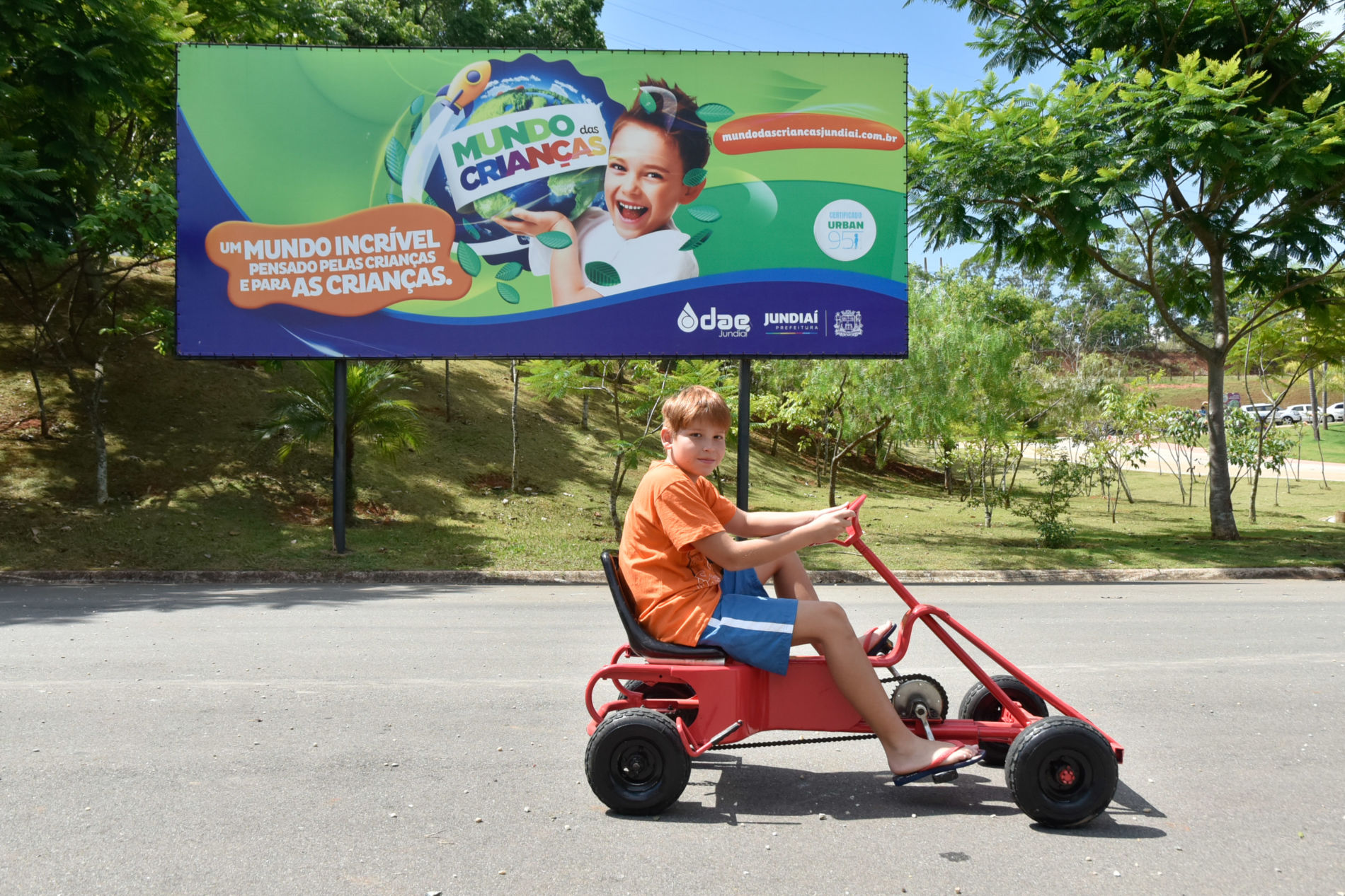 Jogos interativos de trânsito atraem crianças no Espaço Kids do