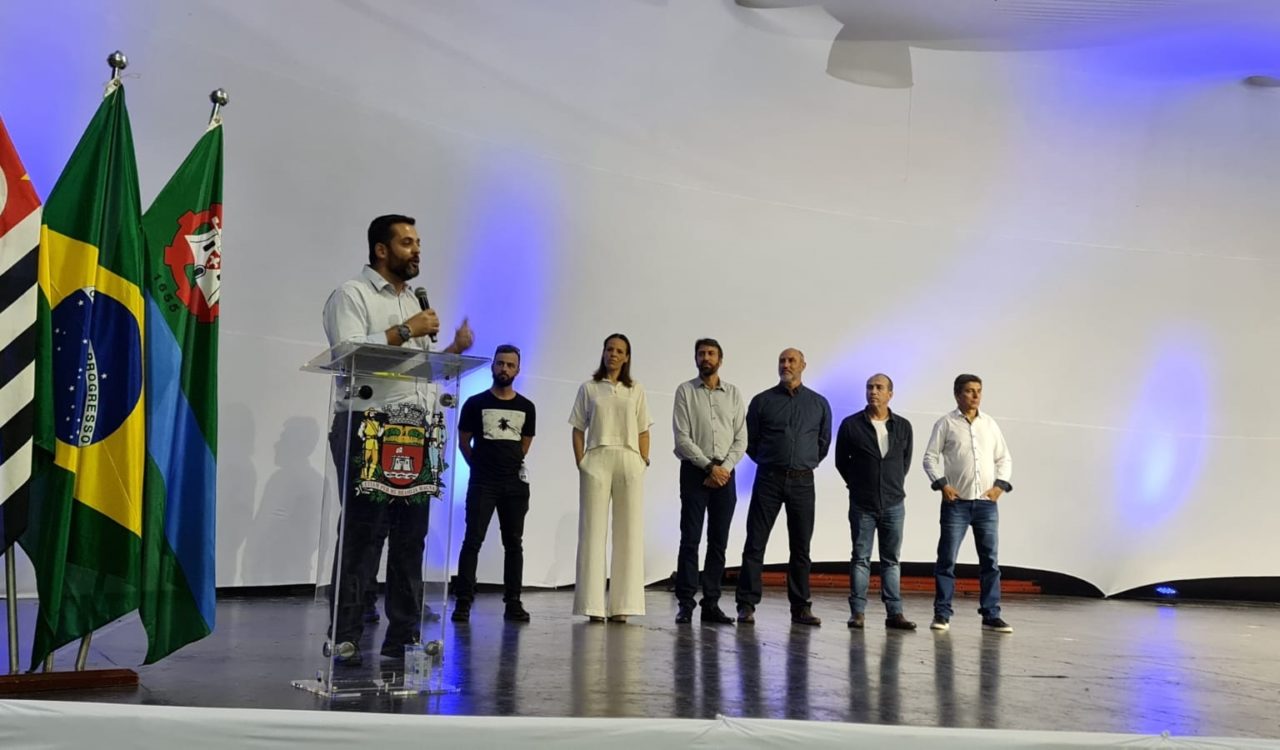Vice-prefeito Gustavo Martinelli e autoridades realizam a cerimônia de abertura do festival de ginástica e dança