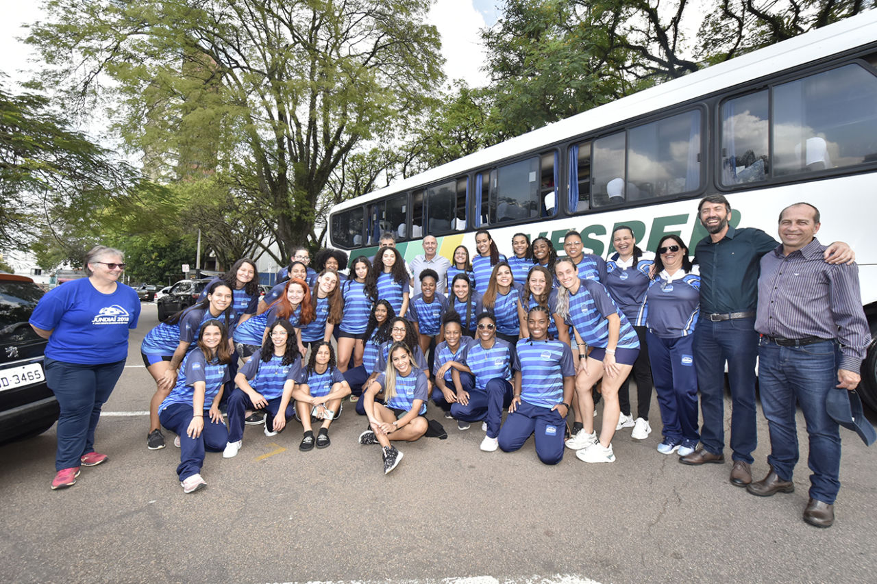 Equipes do TIME-Jundiaí de Basquete e Handebol feminino na saída para os Jogos Abertos