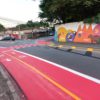 A foto mostra a ciclofaixa da rua Barão do Rio Branco dando continuidade à rua Lacerda Franco, na Vila Arens.