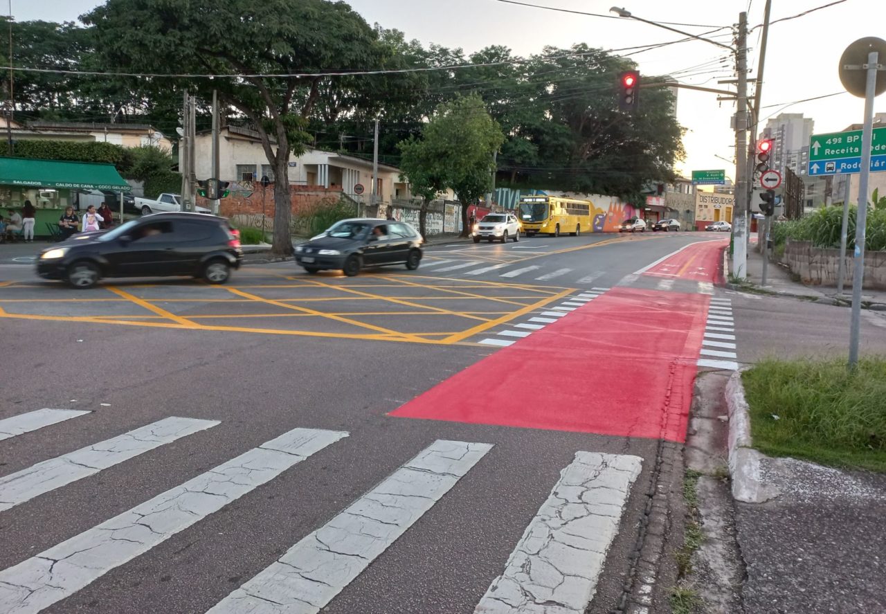 Na foto, no sentido do terminal de ônibus, mostra que na primeira fase do projeto, a ciclofaixa segue da rua Lacerda Franco até o Terminal de Ônibus Vila Arens.
