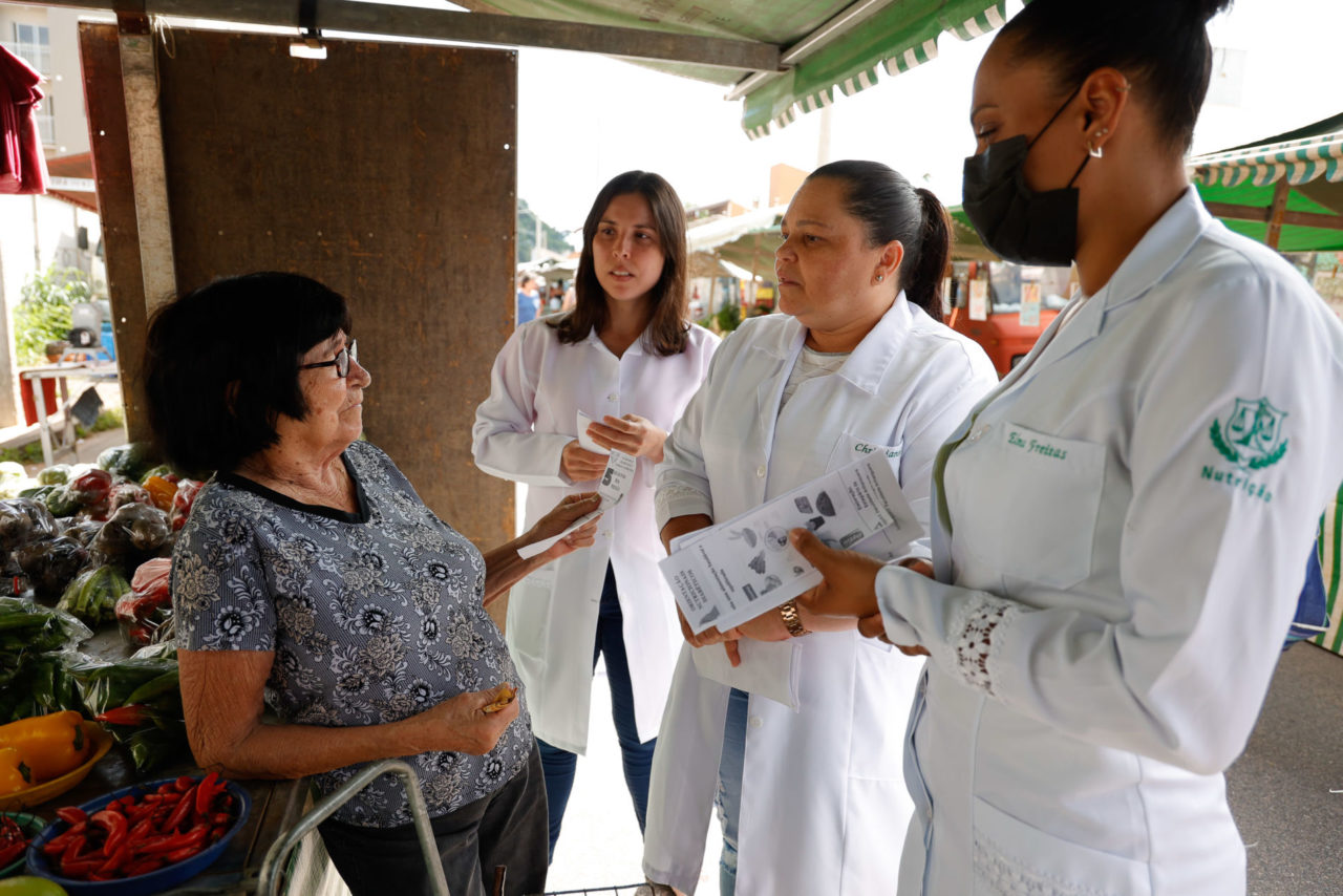 Dona Regina recebe orientação da equipe de alunas de nutrição da Faculdade Anhanguera