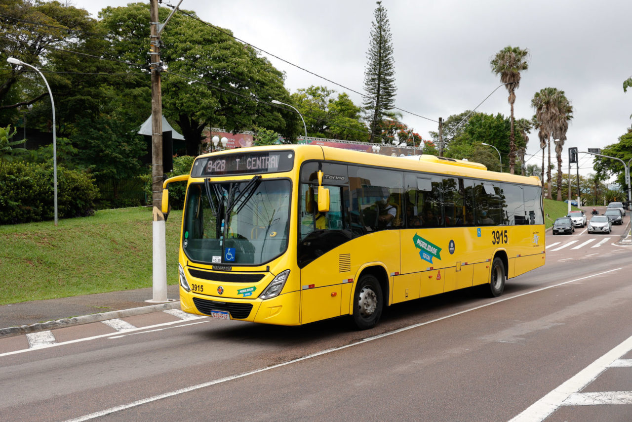 DESCRIÇÃO DA IMAGEM: Ônibus amarelo segue na avenida Jundiaí. Em sua lateral, a logomarca Mobilidade Total