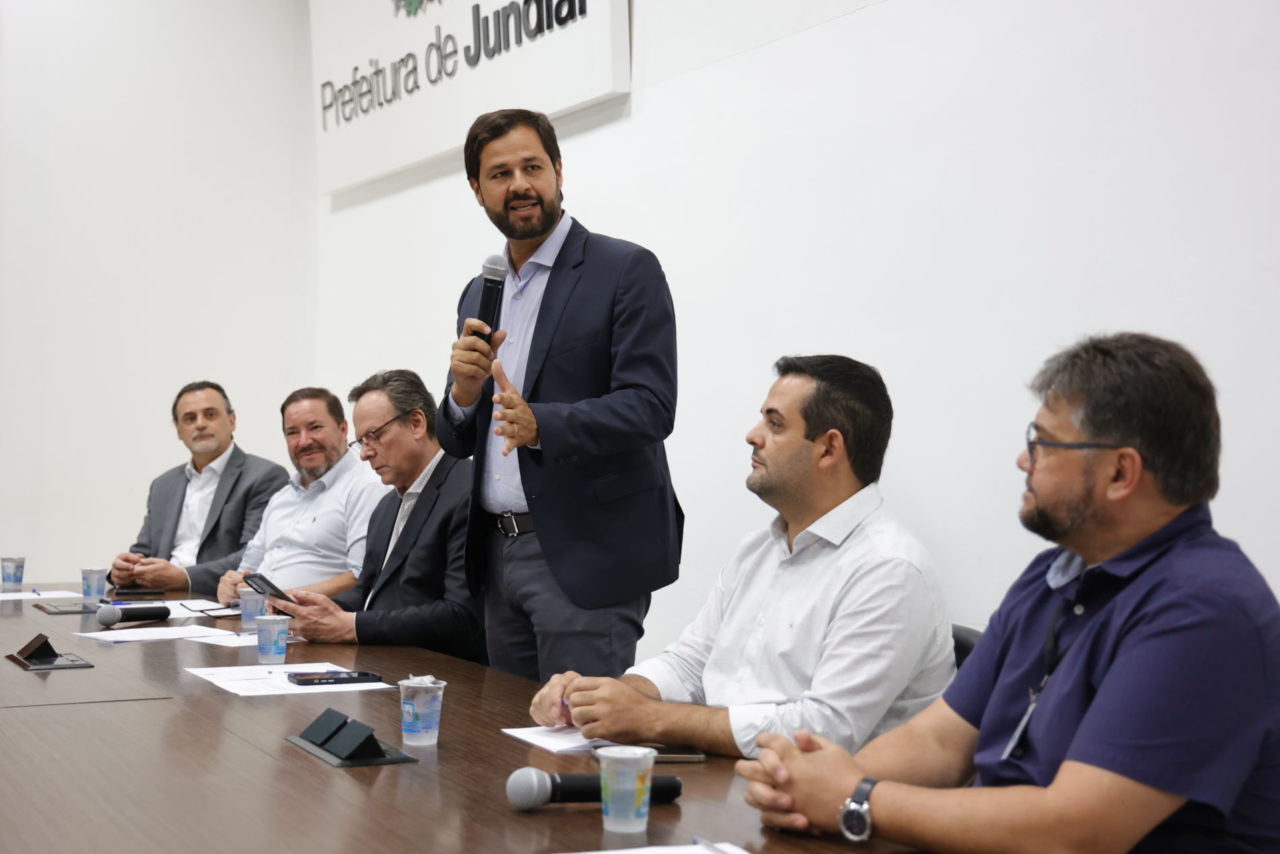 Prefeito Luiz Fernando discursa durante a entrega dos títulos de moradia no auditório do Paço Municipal