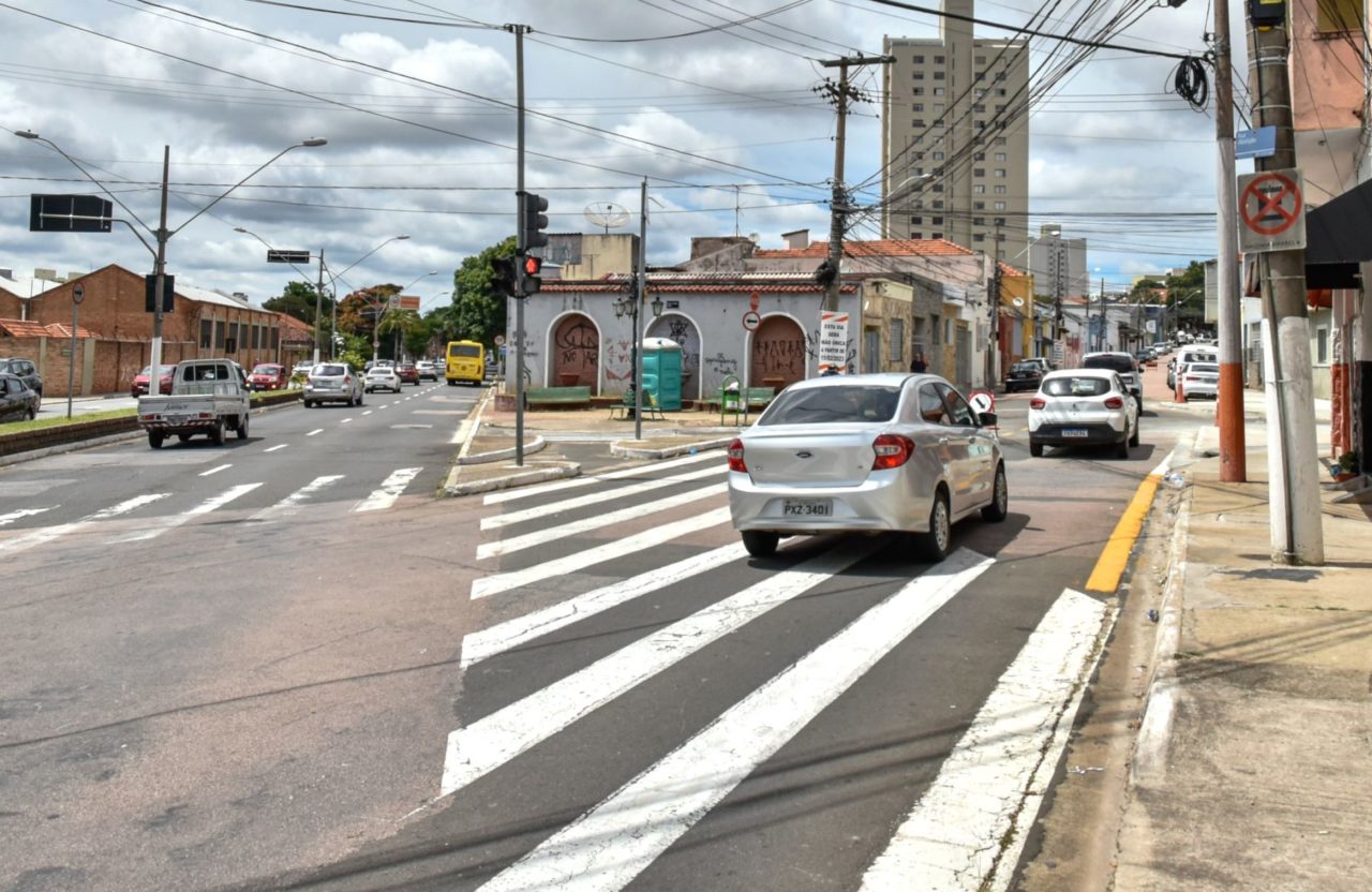 Na foto, os carros estão transitando na rua Abolição no sentido para o centro da cidade e as sinalizações estão sendo refeitas.