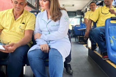 Na foto, a coordenadora do programa Bom Motorista, Tânia Bueno, orienta um motorista de cabelos grisalhos sobre os cuidados com a dieta nutricional saudável.