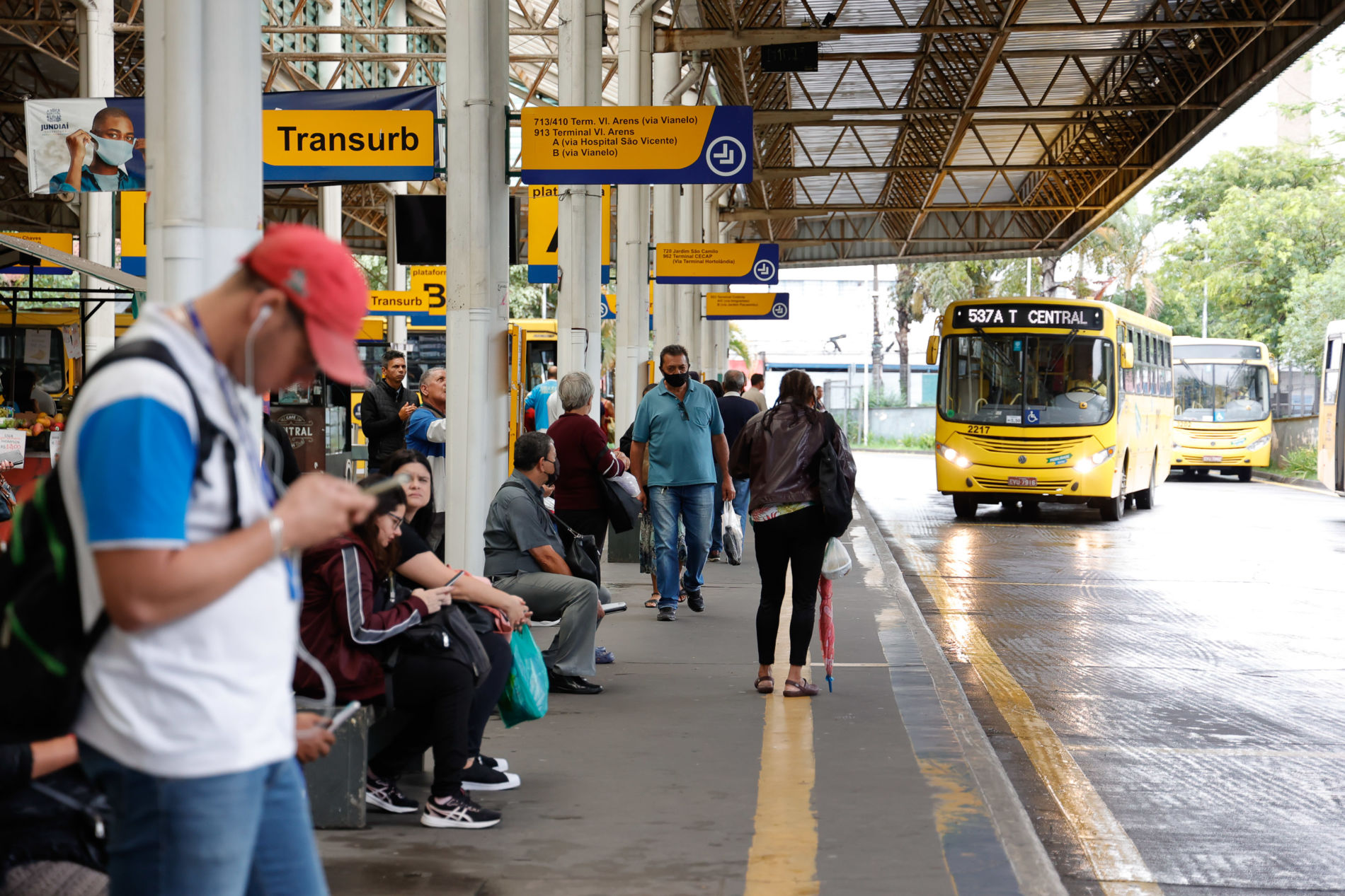 Na foto, pessoas aguardam para embarcar em ônibus no Terminal Central de Jundiaí.