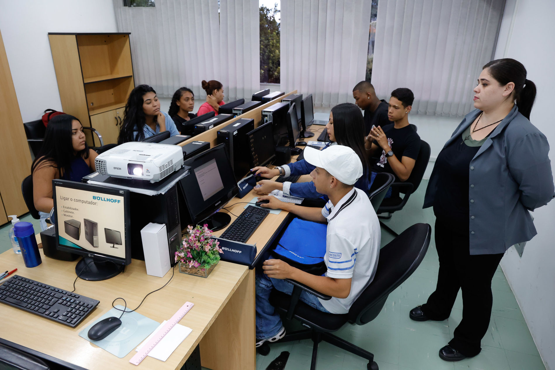 Aulas no Laboratório de Informática VESPERTINO: Aula Meios de