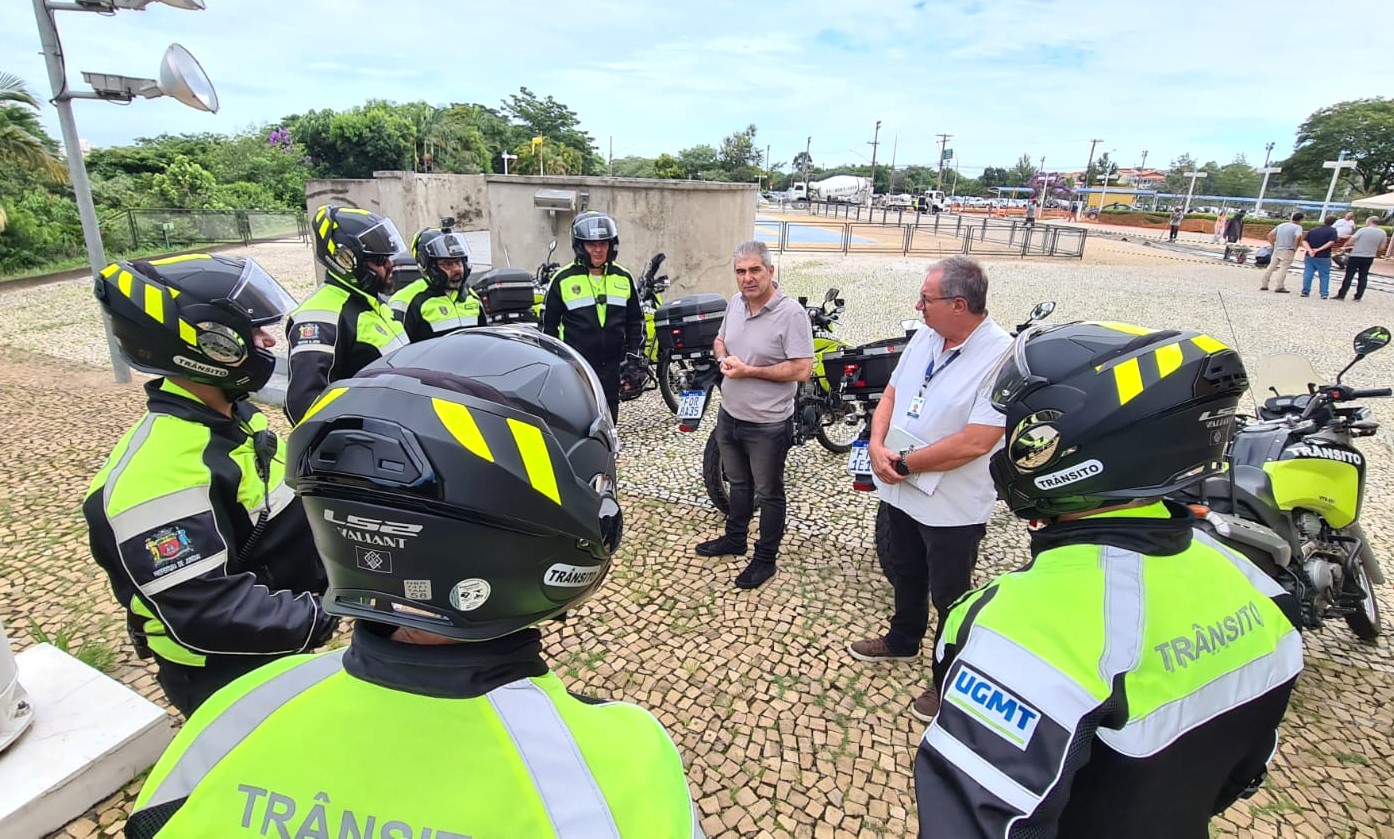 Na imagem, agentes de trânsito que trabalham com motos conversam gestor de Mobilidade e Transporte da Prefeitura de Jundiaí sobre as ações realizadas, recentemente.