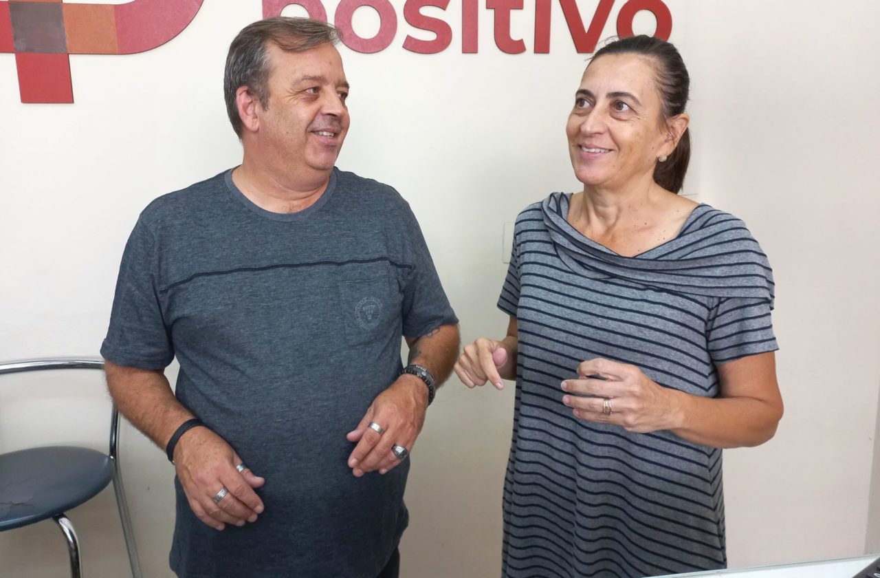 Na imagem, estão dois comerciantes Lilian e Edvaldo, da Ponte São João, que contaram que o trânsito melhorou com a organização de equipamentos e agentes.