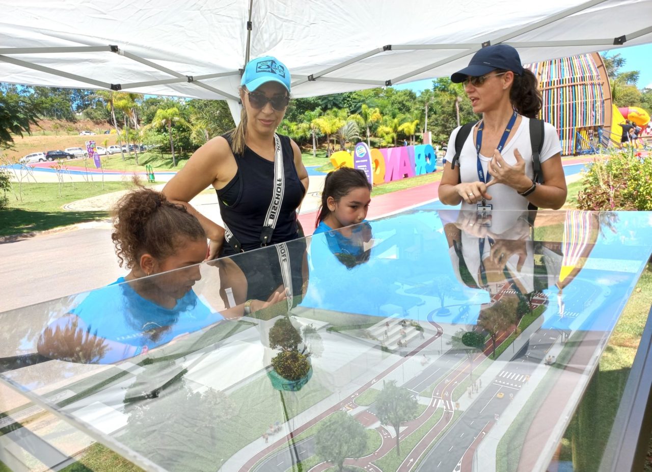 Na foto, a imagem mostra as mães e crianças visitando a maquete do Jardim do Trânsito, que será uma simulação para crianças de uma via, para educação.