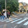 Na imagem, há quatro estudantes atravessando na faixa de pedestre em frente à uma escola na rua Barão de Jundiaí, no Centro, eles comentaram que ainda falta respeito por parte dos motoristas para um trânsito seguro.
