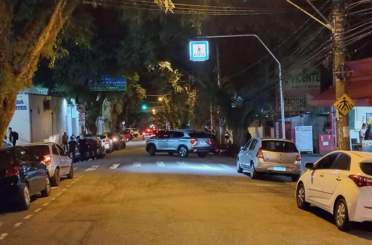 Na imagem, a travessa de pedestres da rua Anchieta - em frente à entrada de visitantes do Hospital São Vicente - está com reforço na iluminação com a instalação de uma luminária que tem um símbolo de uma pessoa e das faixas.