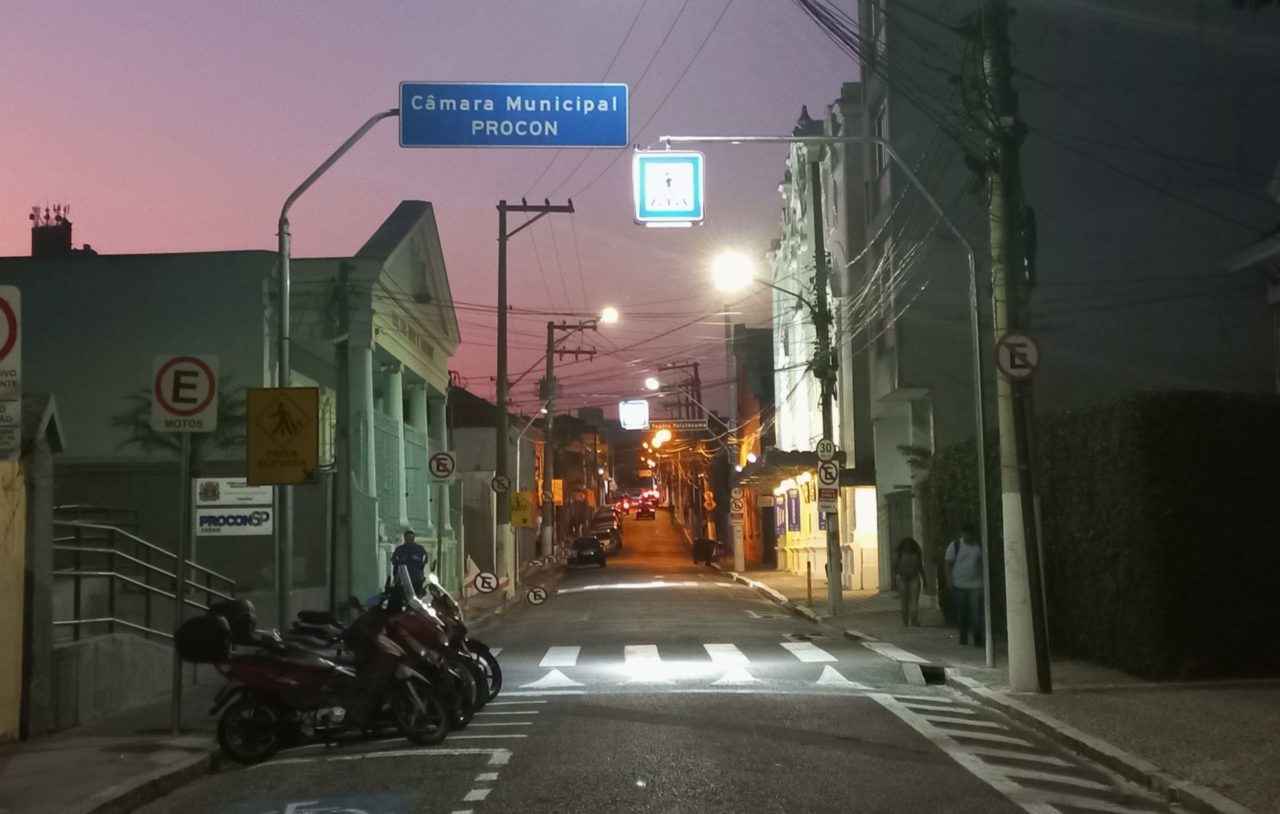 Na imagem, a travessia de pedestres da rua Barão de Jundiaí - em frente ao Polytheama recebeu a luminária. Em fase de teste, oito pontos foram reforçados com novo dispositivo de luz.