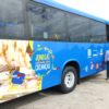 Na imagem, o ônibus azul está com desenhos e a imagem de uma menina, além das cores da Cidade das Crianças, e passarão a circular em linhas do município.