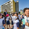 Na imagem, crianças da rede municipal de ensino participaram da abertura do Maio Amarelo em 2022, que ocorreu em frente ao heliponto no Paço Municipal.