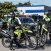 Na imagem, os agentes de trânsito que utilizam motos e veículos de Jundiaí conversam sobre as ações orientativas para promover a segurança no trânsito.