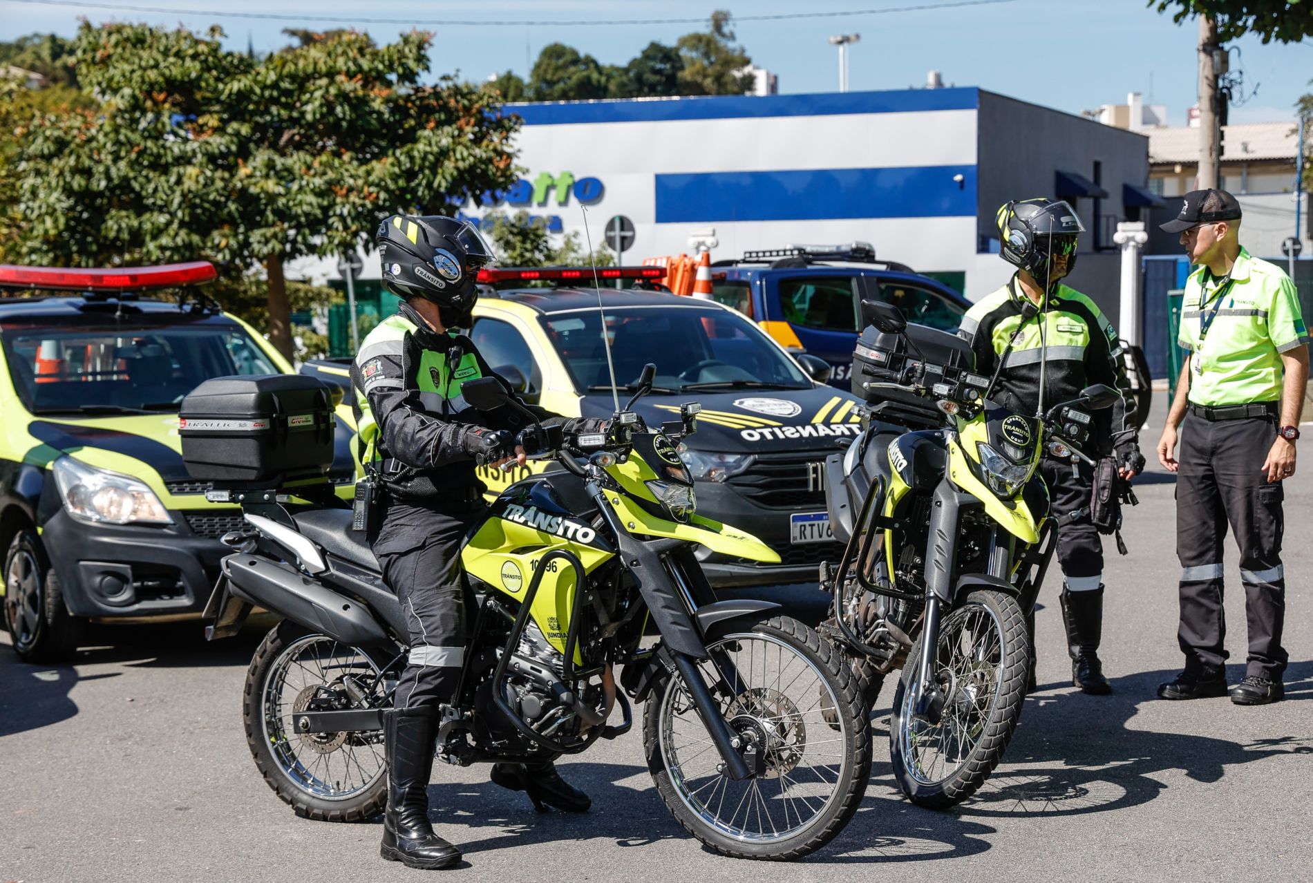 Na imagem, os agentes de trânsito que utilizam motos e veículos de Jundiaí conversam sobre as ações orientativas para promover a segurança no trânsito.