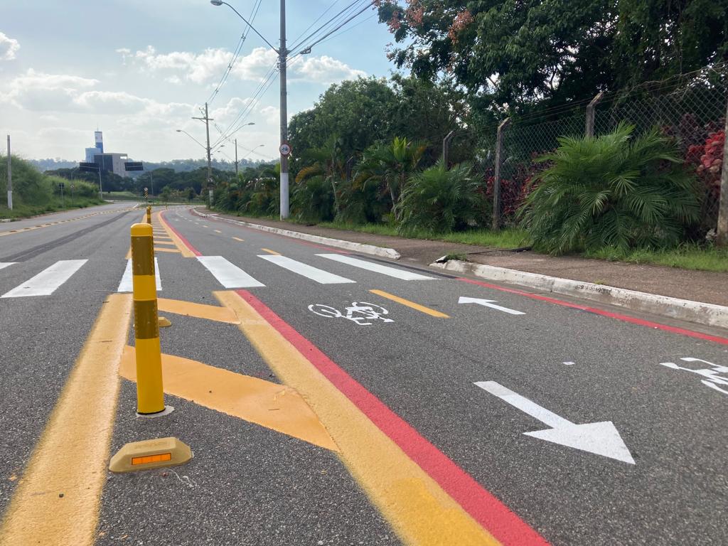 Nas três imagens, a avenida Navarro de Andrade recebeu balizadores amarelos, pintura de solo com faixas vermelha e amarela, faixa branca de pedestre e placa que indica que é um caminho para a Rota das Frutas.