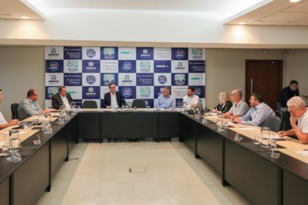 Na imagem, membros do Conselho Gestor do Programa de Parcerias Público-Privadas (CGPPP) estão reunidos para discutir os estudos do projeto de concessão dos terminais de ônibus urbanos de Jundiaí, que trará mais melhorias com contrato de concessão.
