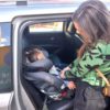 Na imagem, a gerente de logística, Fátima, está colocando o cinto de segurança na filha Alice de 4 anos, que está na cadeirinha no bancop de trás.
