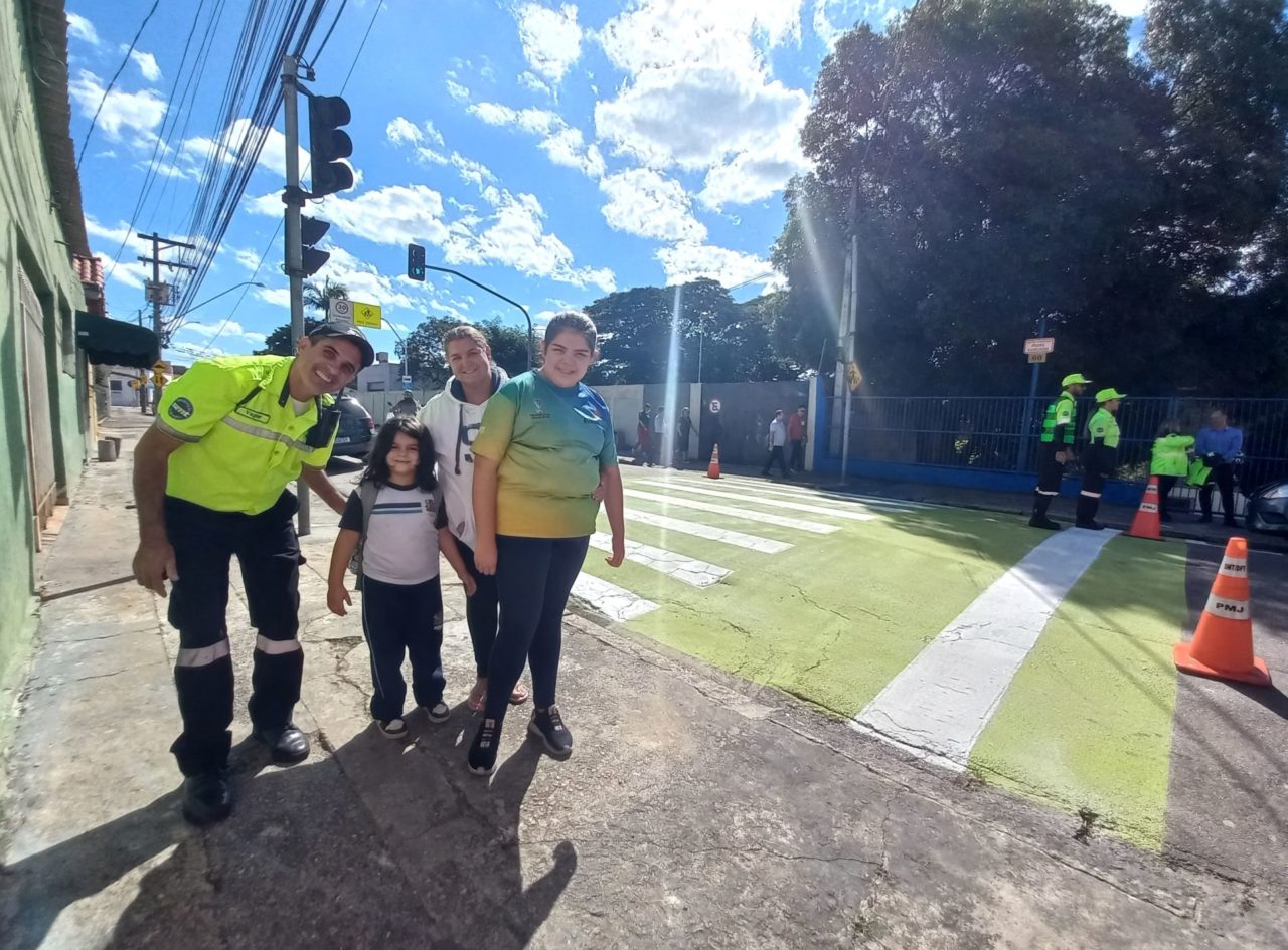 Na imagem, estão pedestres e agente de trânsito, em frente à faixa de travessia,que fica na EMEB José Pedro Raymundo, na Vila Rio Branco.